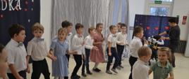 Dzieci w trakcie występu artystycznego