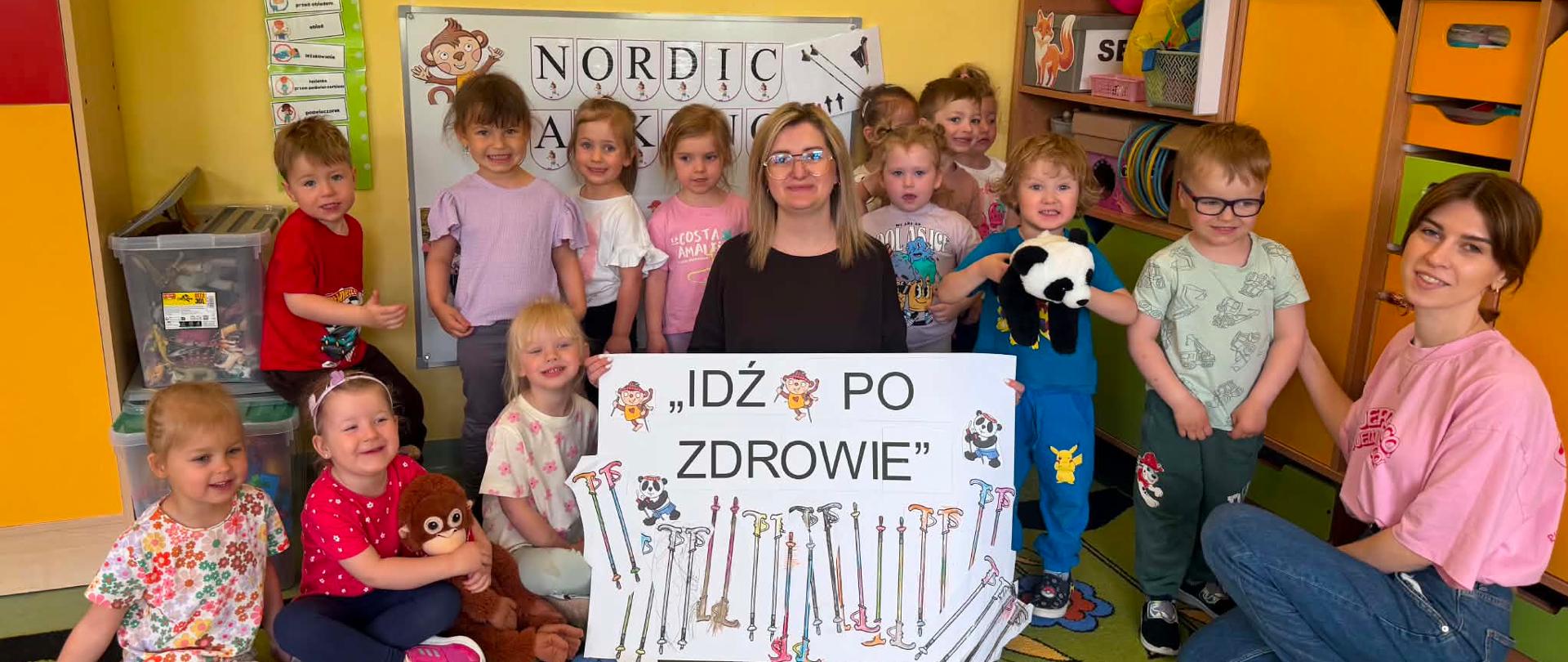 Dzieci na zajęciach projektowych