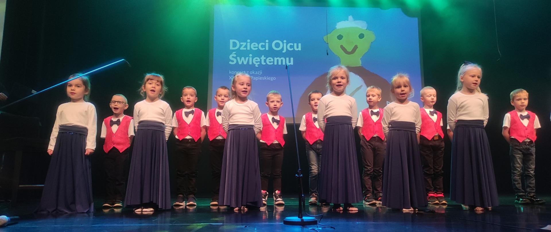Grupa dzieci na scenie 