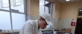 Uczeń podczas przygotowanie potrawy