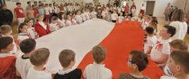 Uczniowie trzymający flagę Polski