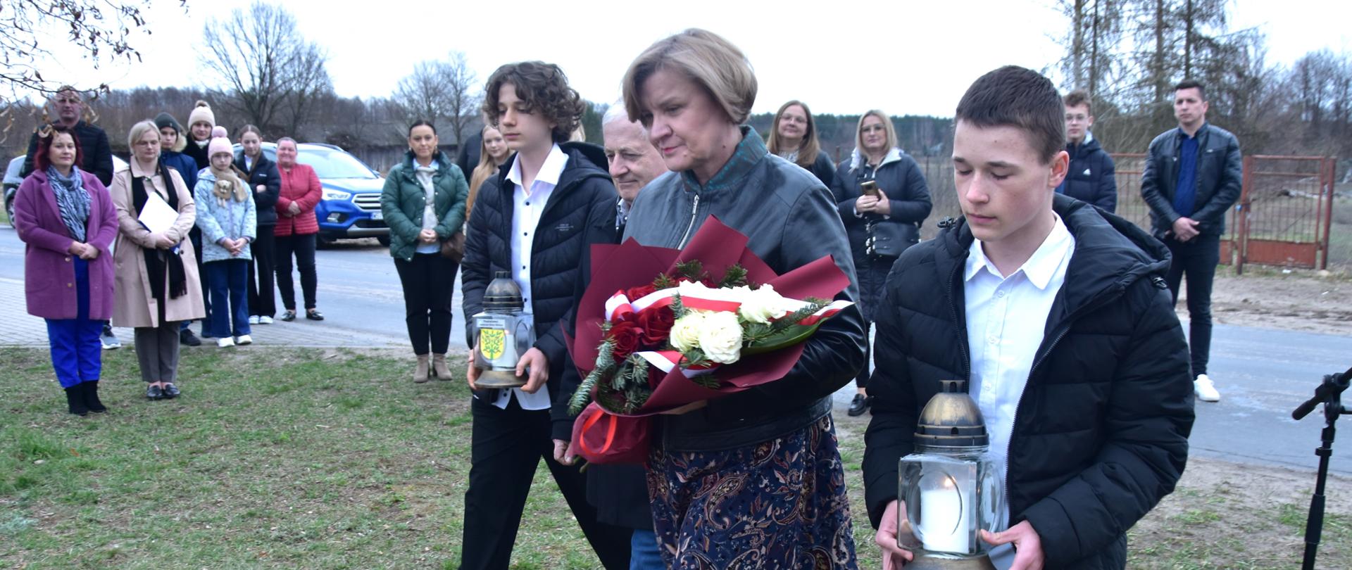 Składanie_kwiatów_pod_pomnikiem