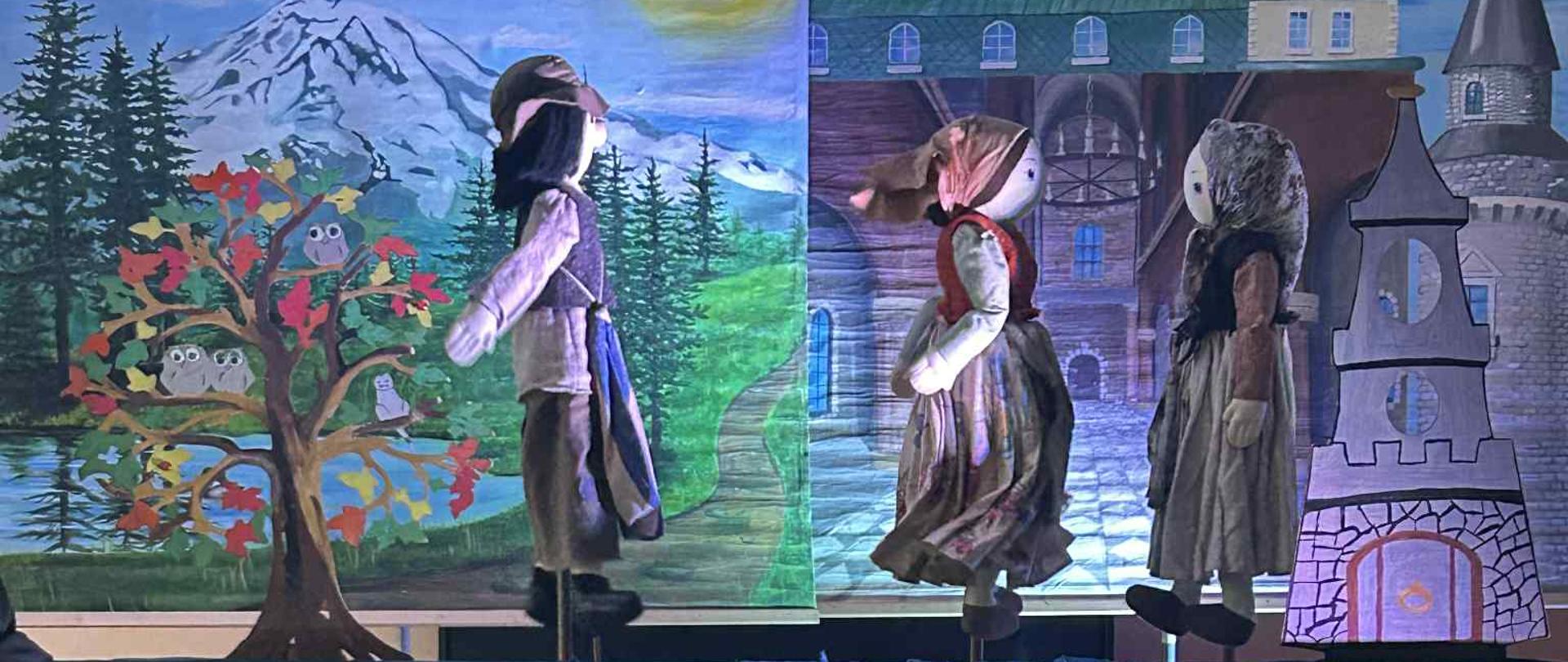 Dzieci oglądają Teatr Lalek 