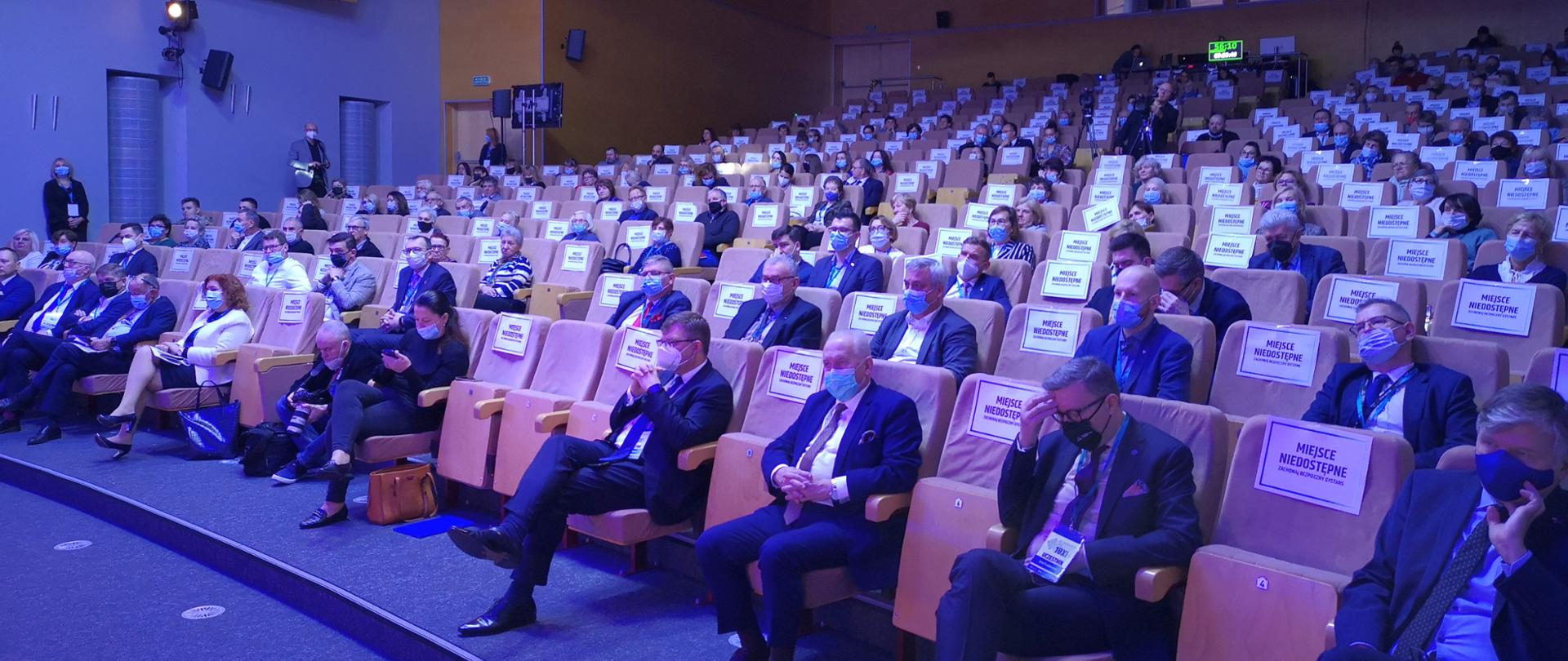 Fotografia przedstawia uczestników V Kongresu Przyszłości w Olsztynie. Zdjęcie wykonano na Auli Głównej Centrum Konferencyjno-Szkoleniowego Uniwersytetu Warmińsko-Mazurskiego.