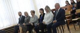 Przedstawiciele władz powiatu - Wicestarosta Joanna Kojło oraz Starosta Hajnowski Andrzej Skiepko z dyrektorami szkół i naczelnikiem Wydziału Oświaty w Starostwie podczas uroczystości