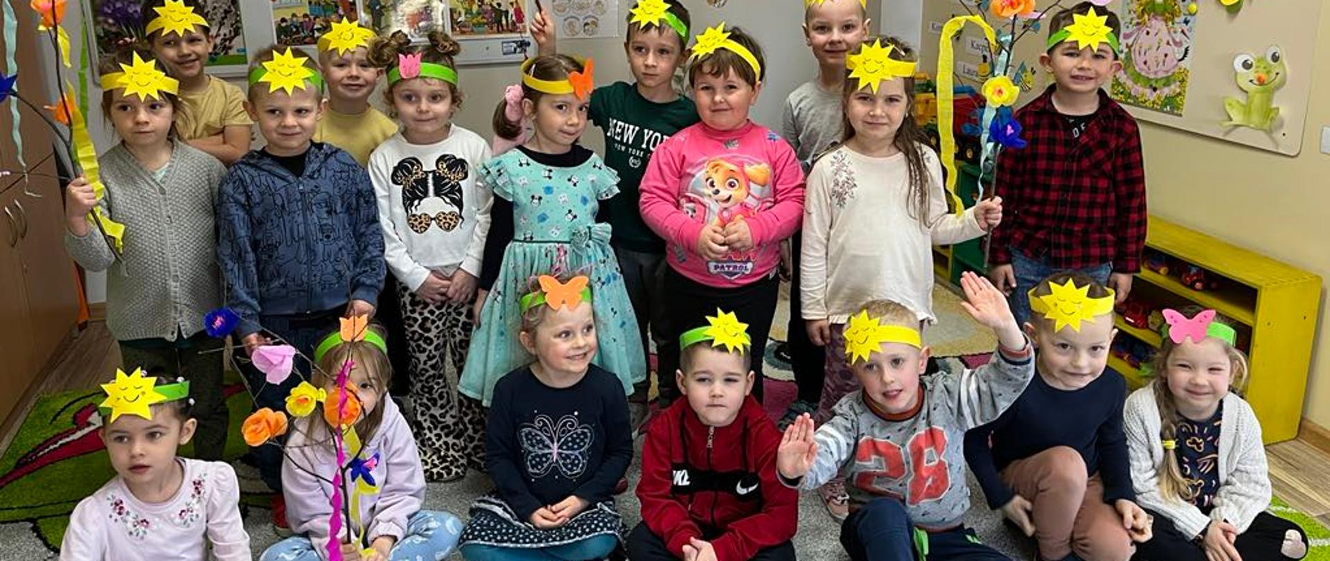 Dzieci świętują pierwszy dzień Wiosny w kolorowych opaskach na głowie