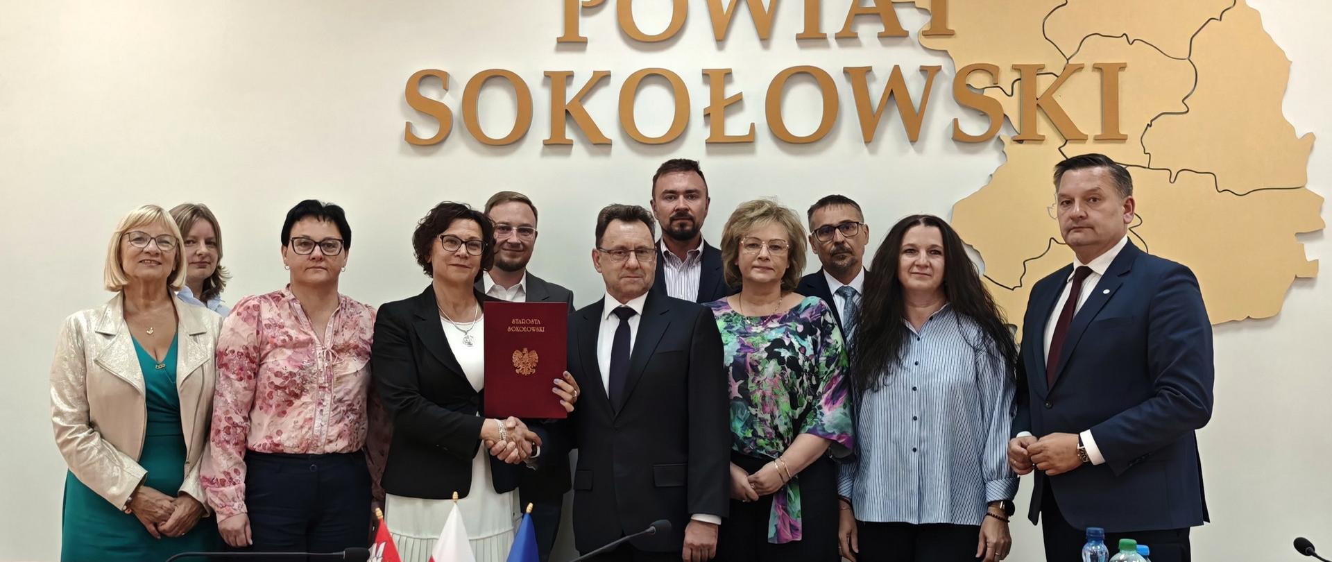 Podpisanie umowy pomiędzy Powiatem Sokołowskim, a Miastem Sokołów Podlaski dotyczącej realizacji projektu zakupu nowego busa przystosowanego do przewozu osób z niepełnosprawnościami dla Środowiskowego Domu Samopomocy w Sokołowie Podlaskim.
