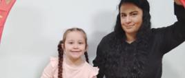 Rodzice pozują z dzieckiem do wspólnego zdjęcia, prezentują efekty warsztatów