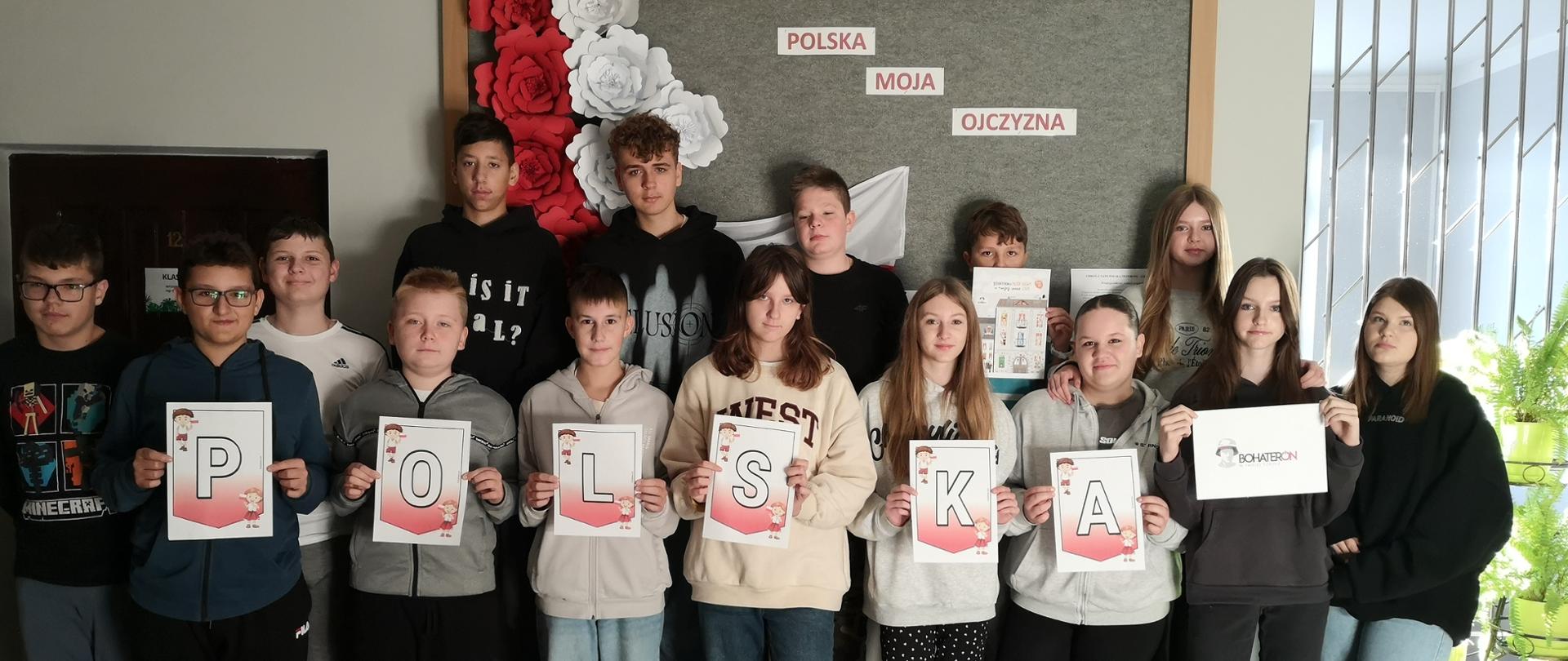 zdjęcie grupowe, uczniowie trzymają w dłoniach napis polska