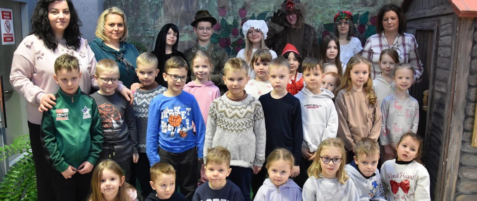 Dzieci z aktorami na scenie 