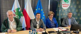 Konferencja - fot. 1
Od lewej: Dyrektor Wydziału Zarządzania Kryzysowego Tadeusz Czamara, Wicestarosta Powiatu Garwolińskiego Marek Ziędalski, Państwowy Powiatowy Inspektor Sanitarny w Garwolinie Dorota Brojek, Powiatowy Lekarz Weterynarii Andrzej Koryś