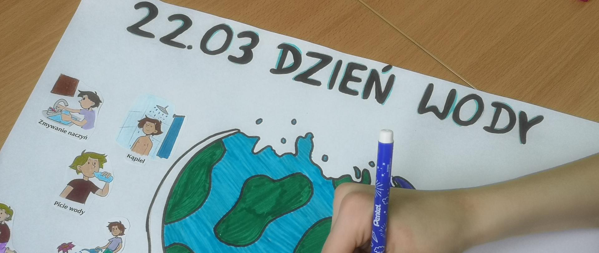 Obchody Światowego Dnia Wody: Uczniowie na lekcji wykonują plakaty tematyczne