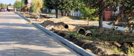 Prace na drodze - widok rozkopanych poboczy