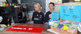 Uczennice pozują do zdjęcia za ladą w restauracji.