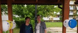 Przedstawiciele firm biorących udział w targach pozują do zdjęcia