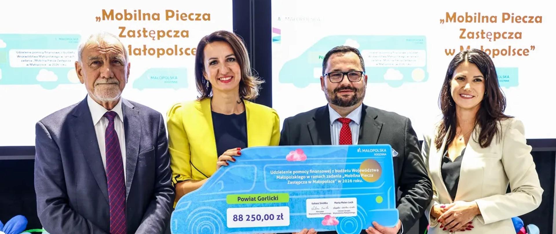 Od lewej: Jan Tadeusz Duda – Przewodniczący Sejmiku Województwa Małopolskiego, Marta Malec-Lech z Zarządu Województwa Małopolskiego, Starosta Gorlicki Mirosław Waląg oraz Dyrektor Powiatowego Centrum Pomocy Rodzinie w Gorlicach Anna Teper.