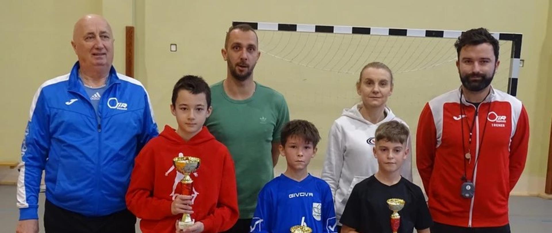 Zwycięzcy zawodów pozują do wspólnego zdjęcia