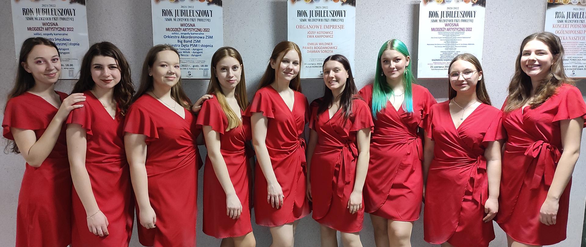Solistki ze Studia Piosenki HDK pozują do zdjęcia