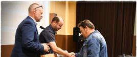 Moment wręczenia nagród uczestnikom konkursu