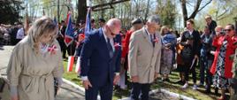 Poszczególne delegacje składają kwiaty - delegacja przedstawicieli Powiatu Hajnowskiego - Starosta Hajnowski, Wicestarosta, Przewodniczący Rady Powiatu niosą wiązankę