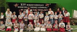 Uczniowie SP 1 w Trzciance na Międzyszkolnym Konkursie „Na ludowo zaśpiewajmy” w Białej. 