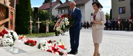 Przewodnicząca Rady Powiatu Dąbrowskiego wraz z Wicestarostą Dąbrowskim składają kwiaty i znicz przed Kwaterą Pamięci Narodowej