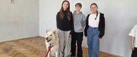 Spotkanie uczniów z Gzowa z psem ratownikiem