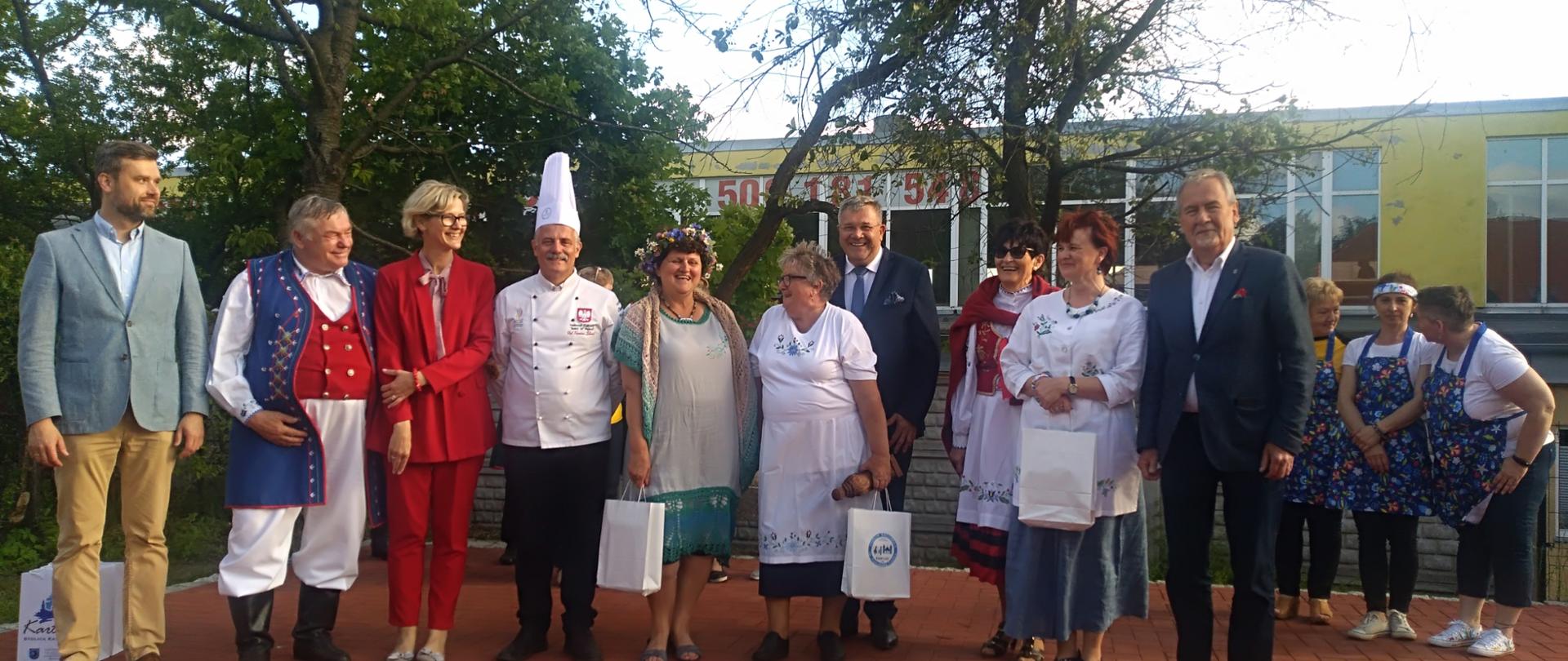 zdjęcie przedstawia zwycięską drużynkę oddziału ZKP Luzino oraz jurorów