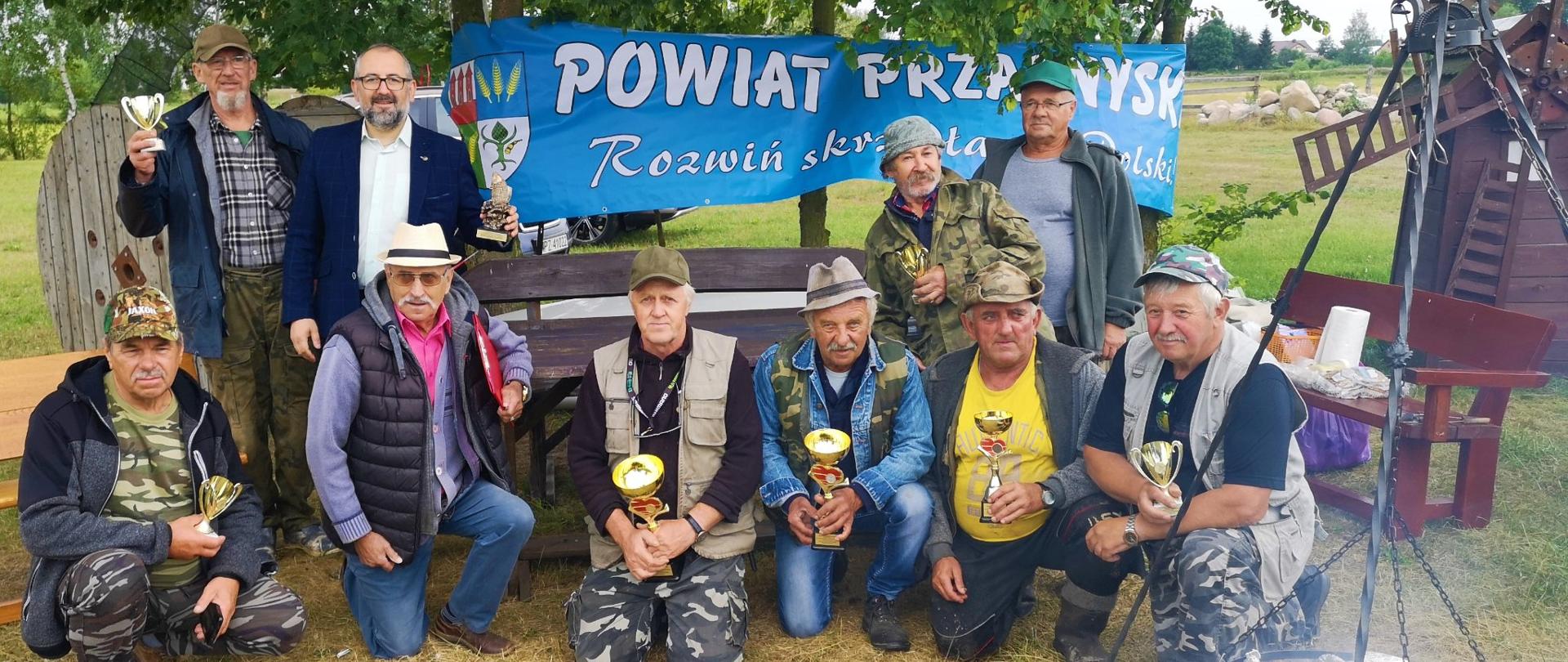 Na zdjęciu Starosta Przasnyski Krzysztof Bieńkowski oraz wędkarze nagrodzeni pucharami