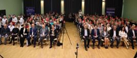 Grupowe zdjęcie uczestników na sali