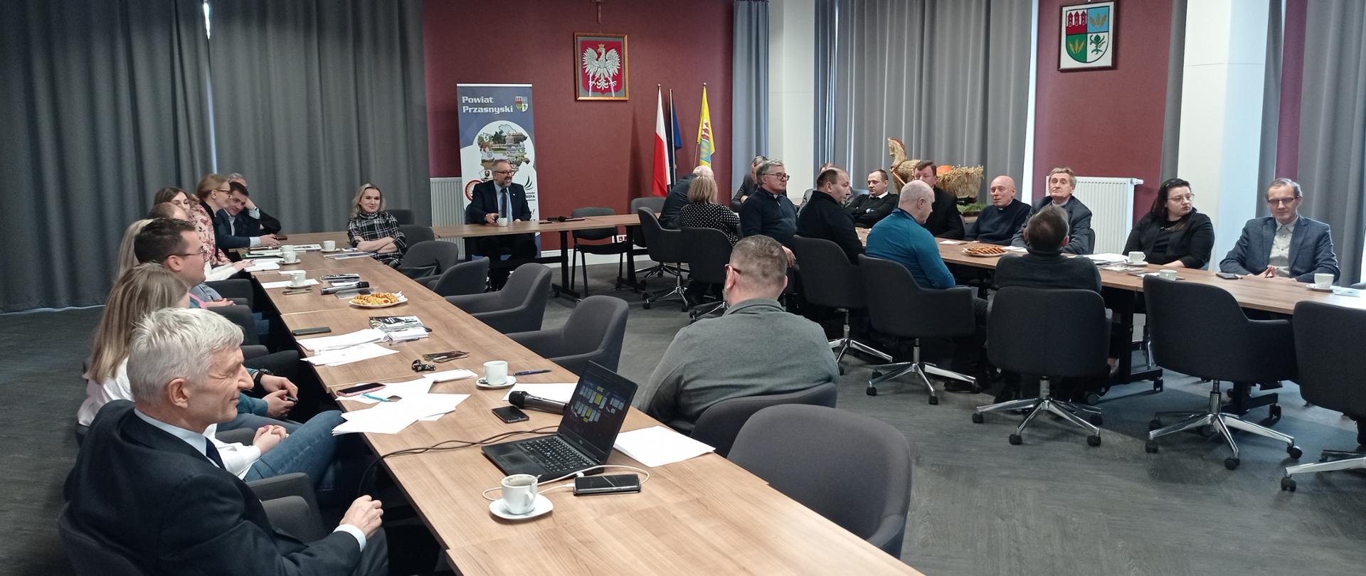 Na zdjęciu uczestnicy spotkania dotyczącego Rządowego Programu Odbudowy Zabytków, sala konferencyjna Starostwa Powiatowego w Przasnyszu.