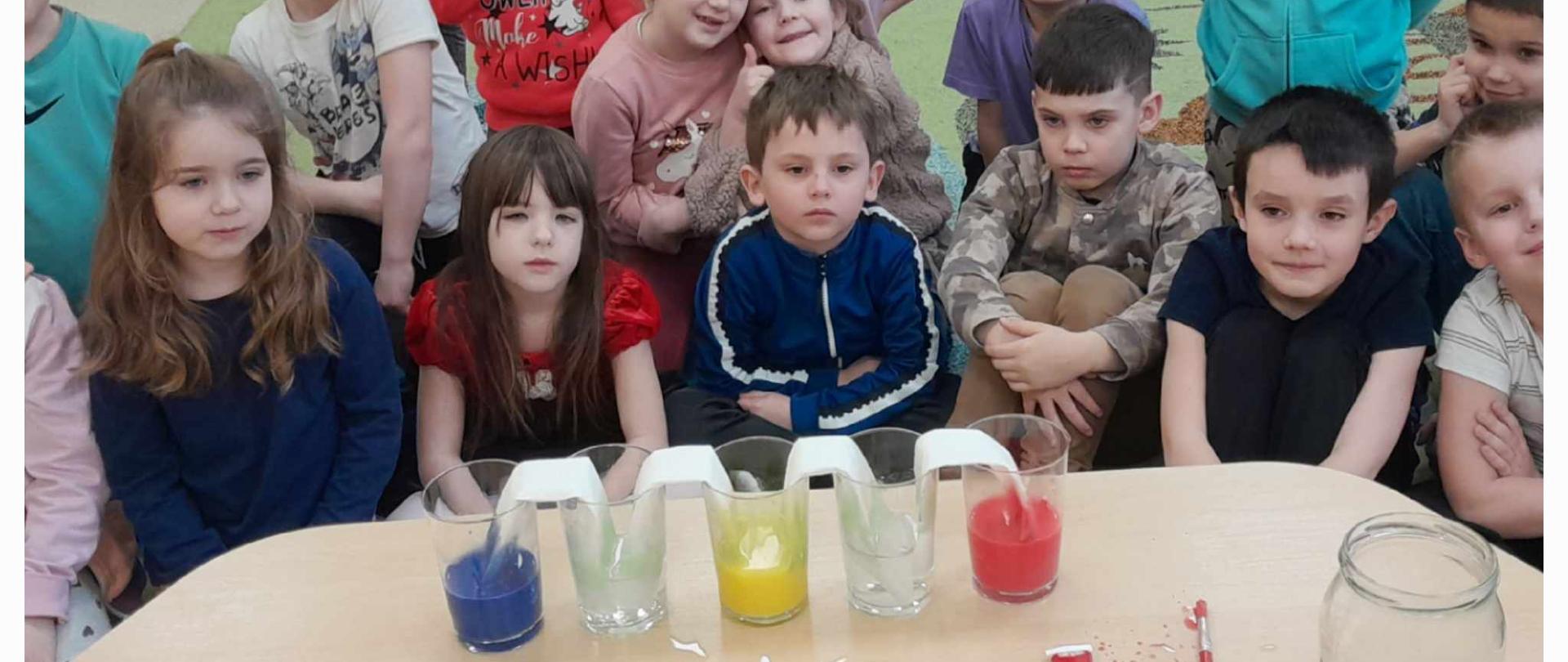 Dzieci obserwują doświadczenie "Wędrująca woda"