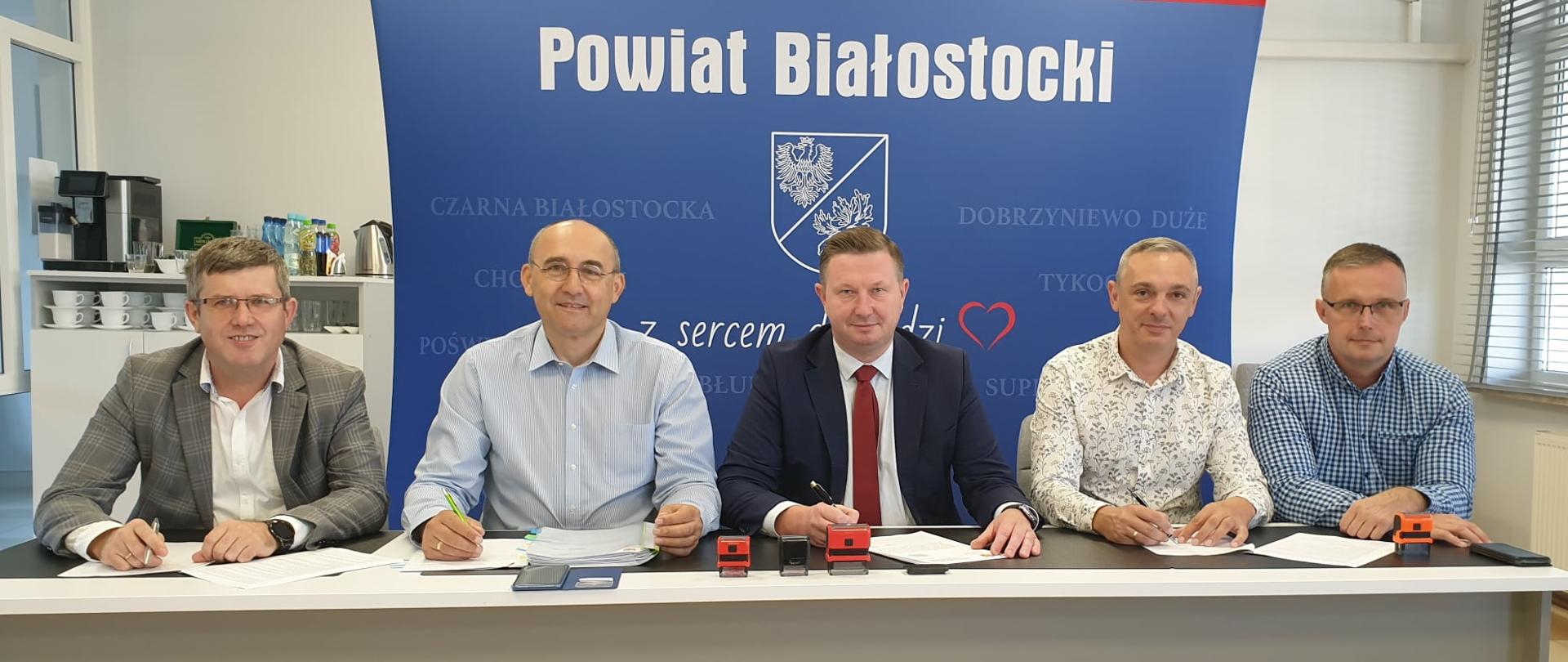 
Podpisanie umowy w sprawie modernizacji budynku internatu I LO w Łapach - szkoły, podległej Powiatowi Białostockiemu — z: Roman Czepe i Jan Bolesław Perkowski
