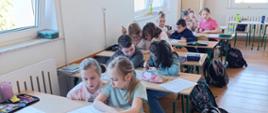 Uczniowie klasy 2 rozwiązują zadania związane z bezpieczeństwem w internecie