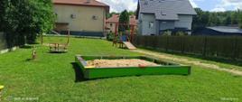 Nowa piaskownica na placu zabaw