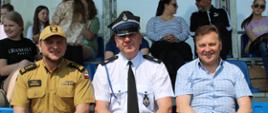 Komendant Straży Pożarnej, Dyrektor OSIR i Prezes Zarządu Oddziału Powiatowego ZOSP RP siedzą na trybunach