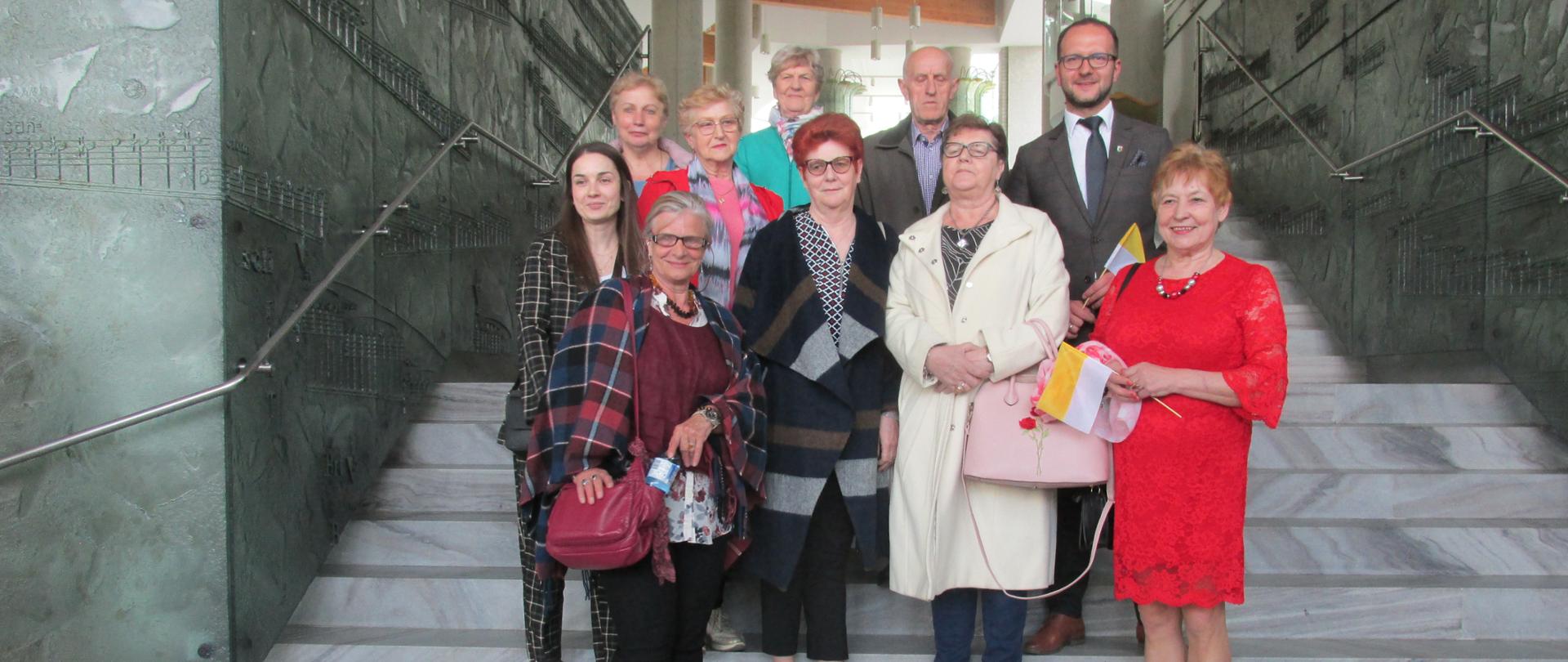 Członkowie Klubu Senior+ wraz z Burmistrzem Dąbrowy Białostockiej przed wejściem do filharmonii podlaskiej