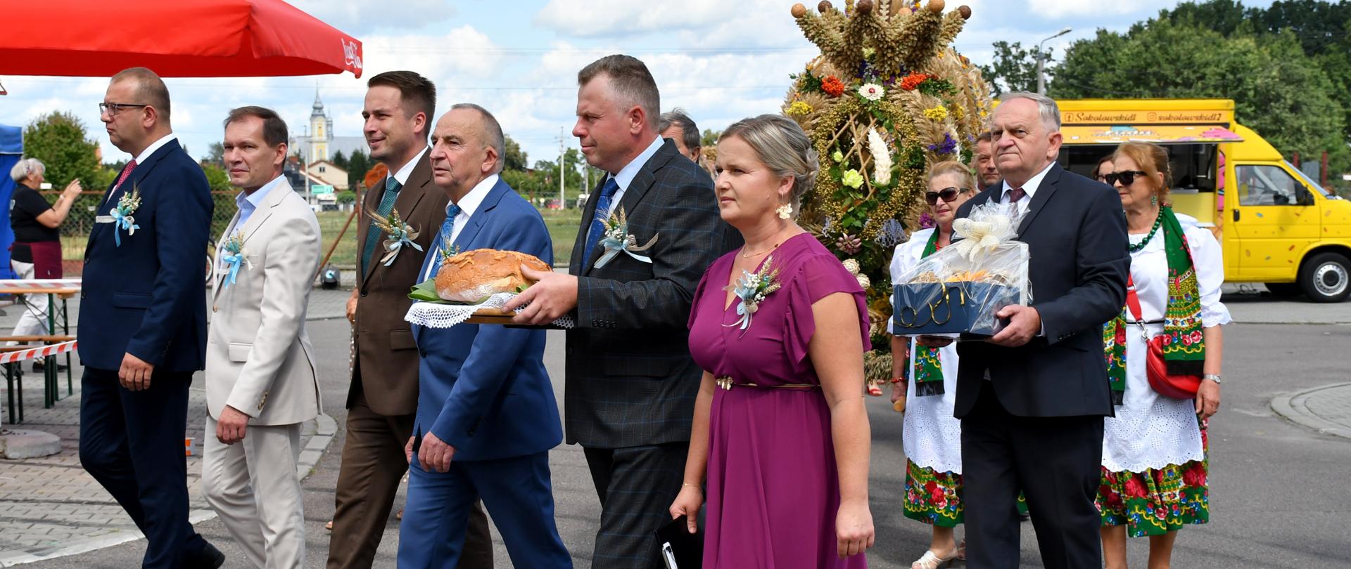 Gospodarze wydarzenia wraz ze Starostami Dożynek idą na czele korowodu dożynkowego