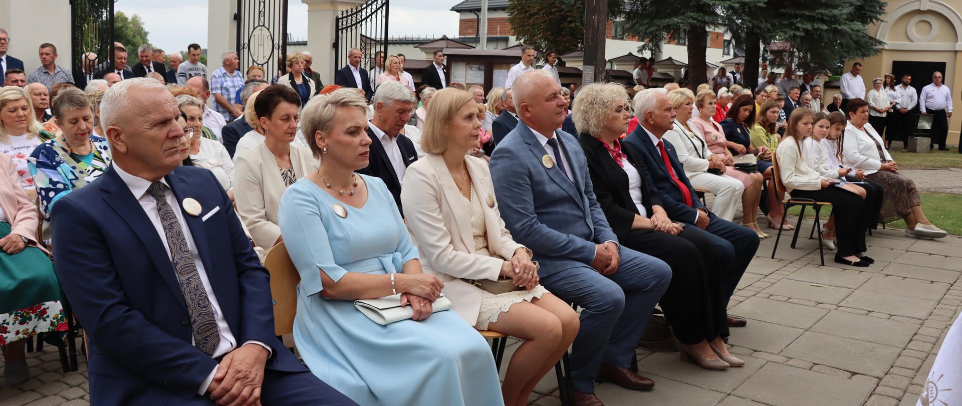 Dożynkowe świętowanie rozpoczęła uroczysta Msza Święta