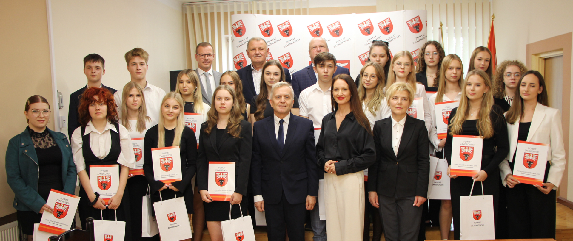 grupowe zdjęcie z najlepszymi uczniami ILO w Zambrowie, na zdjęciu znajdują się władze Powiatu Zambrowskiego oraz dyrektor ILO w Zambrowie