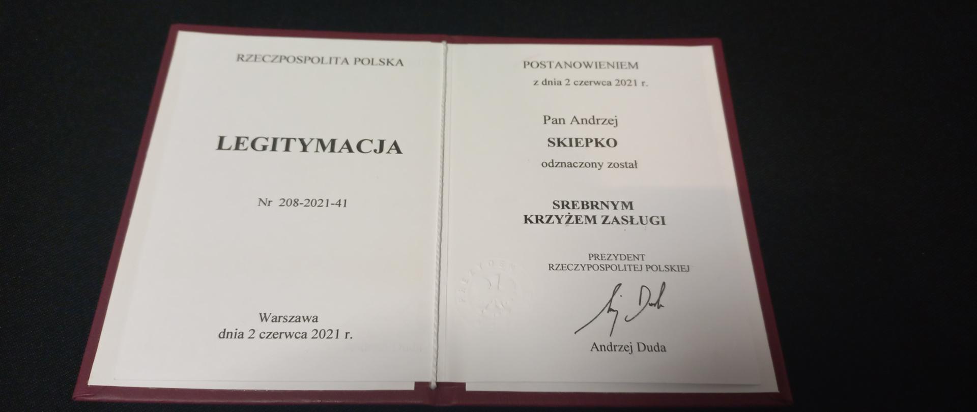 Legitymacja Starosty Hajnowskiego, którą otrzymał wraz z odznaczeniem