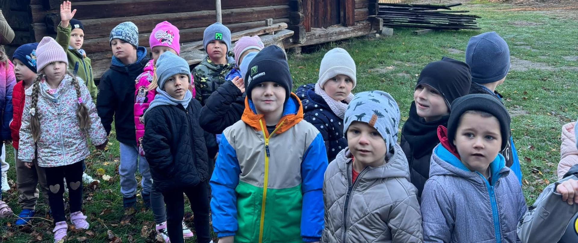 Dzieci podczas wycieczki do Skansenu w Kolbuszowej