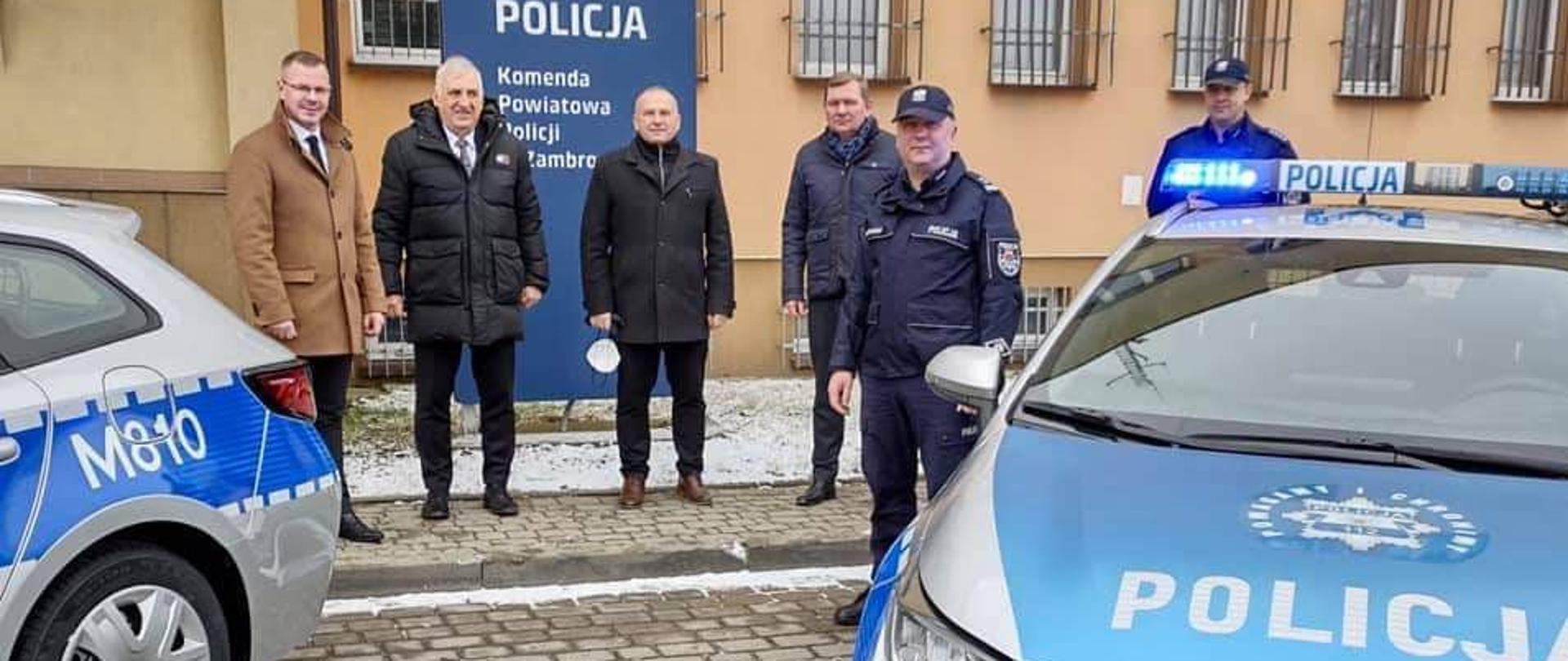 od lewej przy budynku KPP w Zambrowie stoją: Wicestarosta Zambrowski, Burmistrz Miasta Zambrów, Wójt Gminy Zambrów, Wójt Gminy Rutki, Komendant KPP oraz Zastępca komendanta