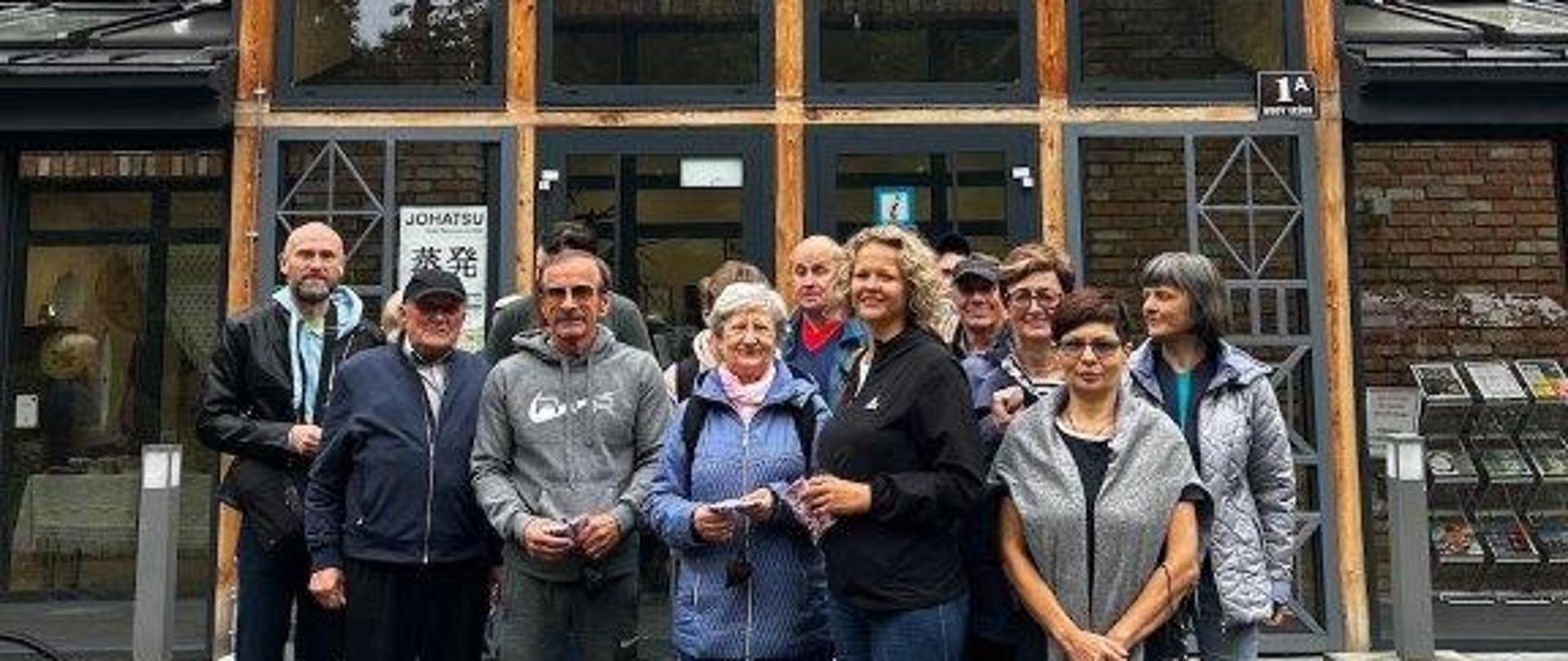Zdjęcie przed budynkiem Centrum