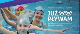 Plakat projektu „Już pływam” – Małopolski projekt nauki pływania realizowany przy wsparciu finansowym Województwa Małopolskiego. Na grafice uśmiechnięte dzieci w basenie w czepkach i okularach pływackich.