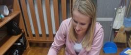 Nauczycielka i dziecko w trakcie zajęć