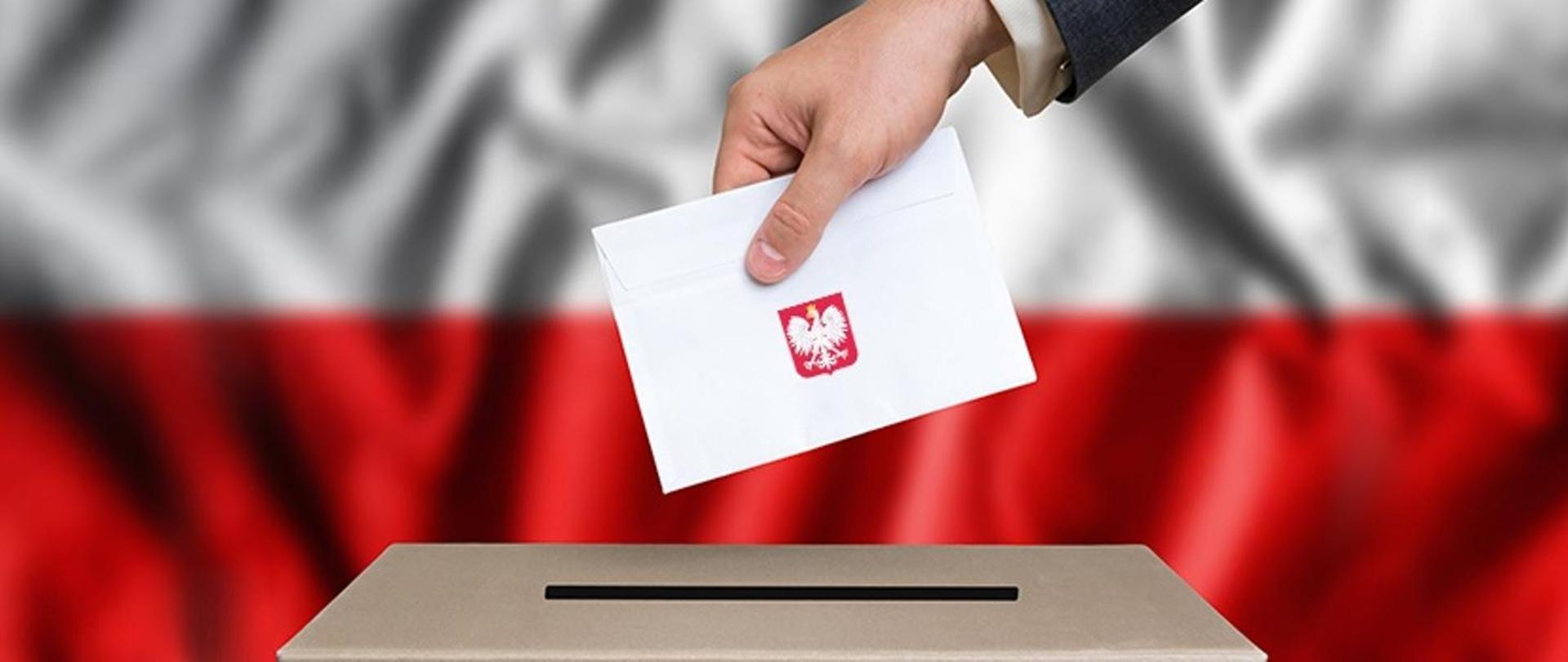 Dłoń wrzucająca kartę do urny na tle biało-czerwonej flagi