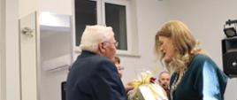 ZŁOTY JUBILEUSZ PAR MAŁŻEŃSKICH - Wręczenie Jubilatom słodkich upominków