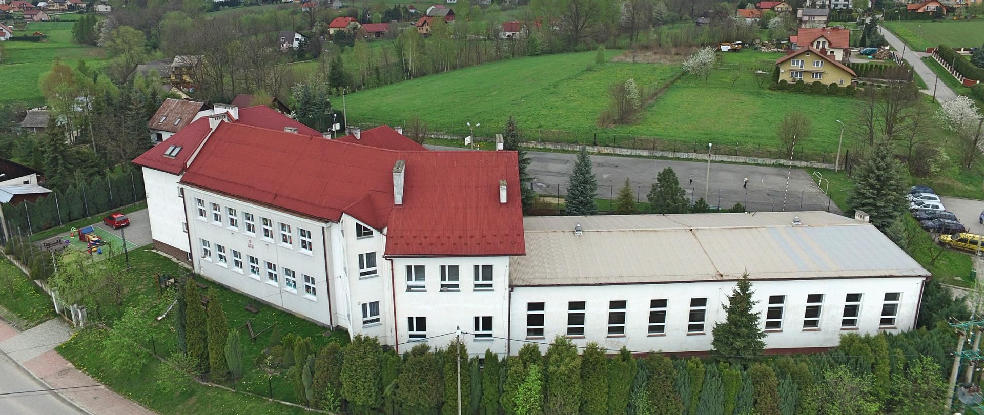 Łękawica - widok na szkołę podstawową