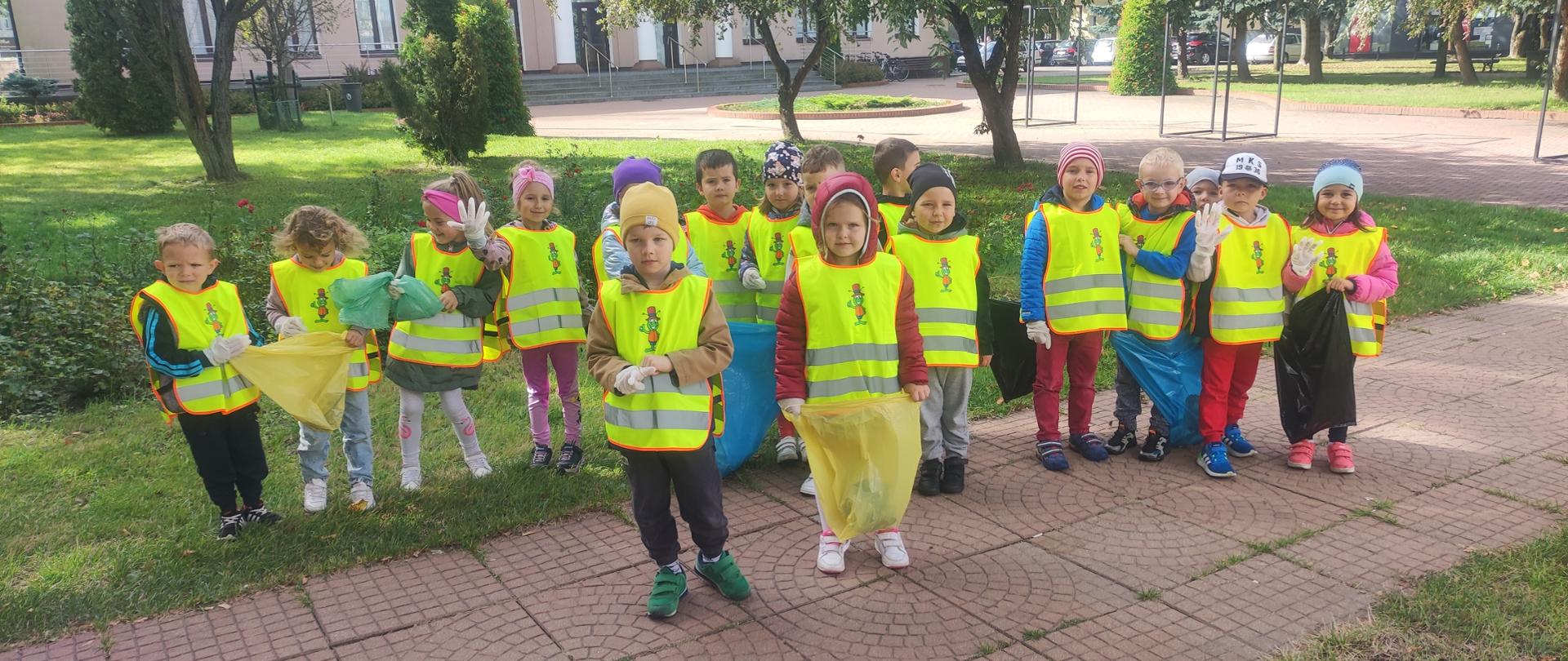 dzieci z workami do segregacji śmieci 